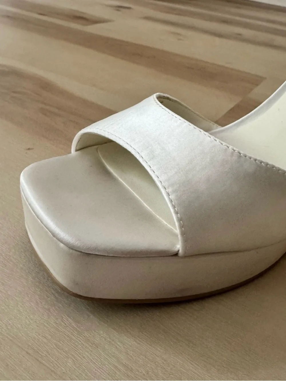 Dolce Vita Felica Satin Platform Heel size 8